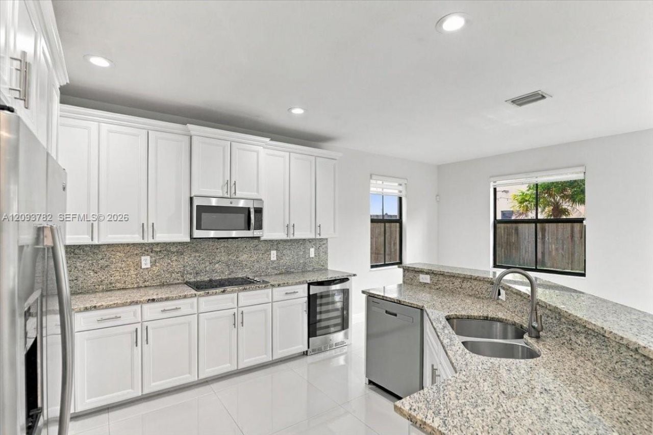 8770 NW 99th Path, Doral, FL 33178 Photo
