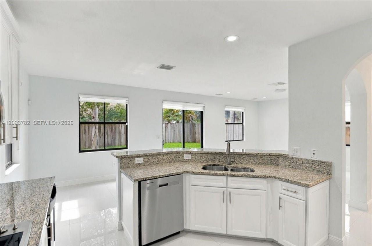 8770 NW 99th Path, Doral, FL 33178 Photo