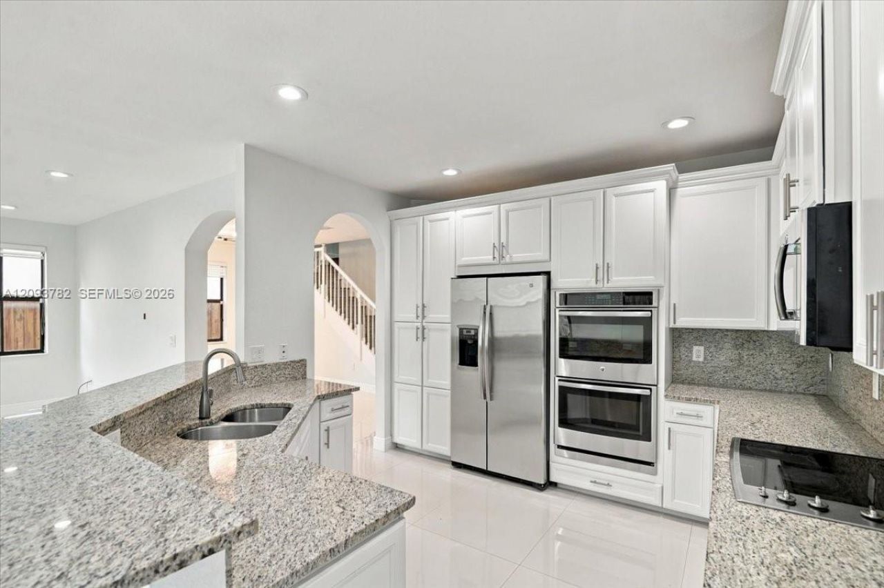 8770 NW 99th Path, Doral, FL 33178 Photo