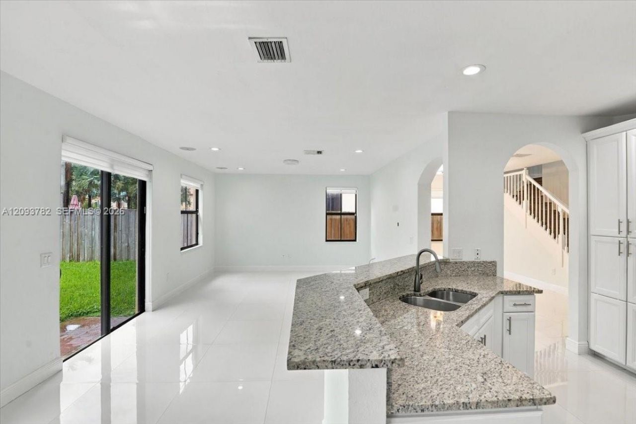8770 NW 99th Path, Doral, FL 33178 Photo
