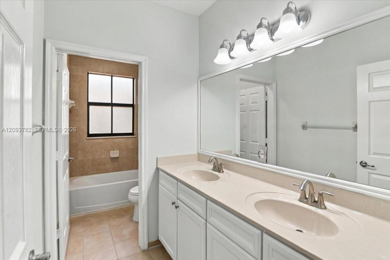 8770 NW 99th Path, Doral, FL 33178 Photo