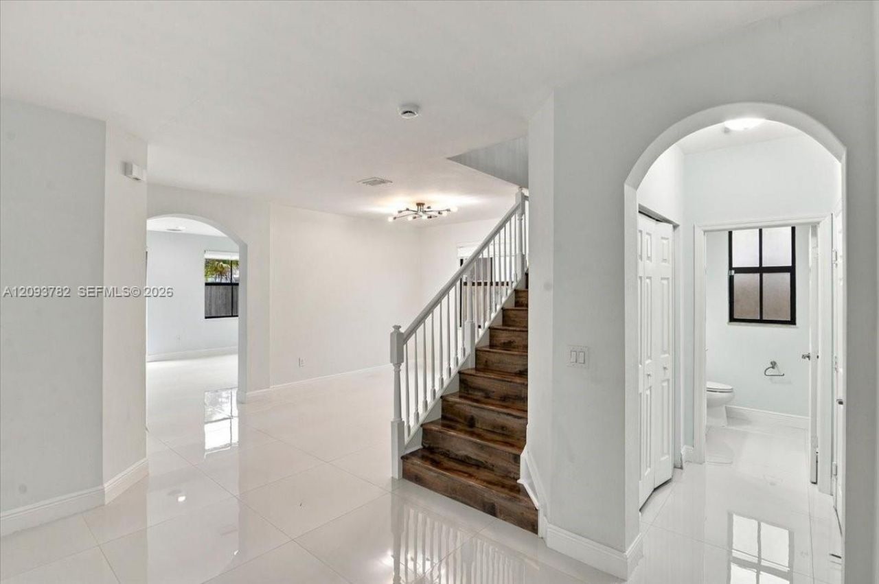 8770 NW 99th Path, Doral, FL 33178 Photo
