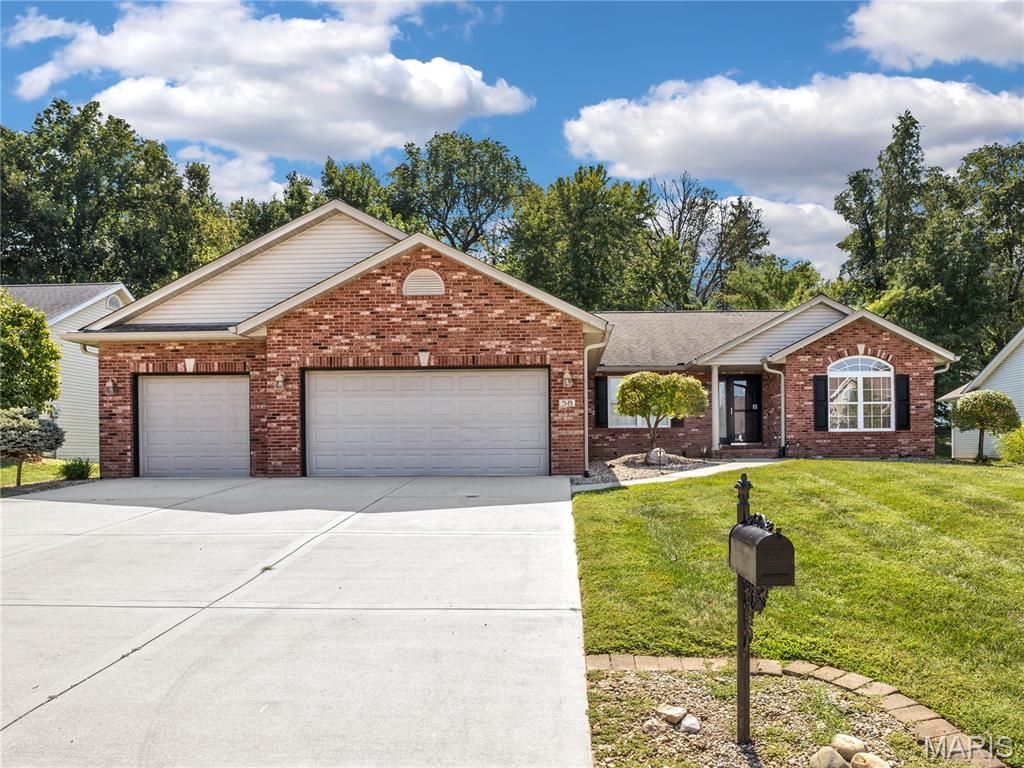 58 Oak Leaf Drive , Maryville, IL 62062 Main Photo