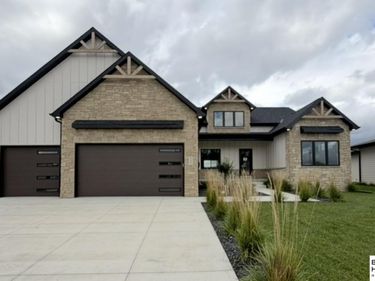 3620 Tree Line Drive, Lincoln, NE 68516