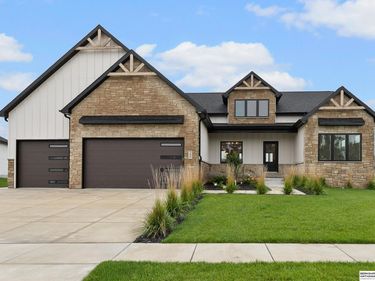 3620 Tree Line Drive, Lincoln, NE 68516