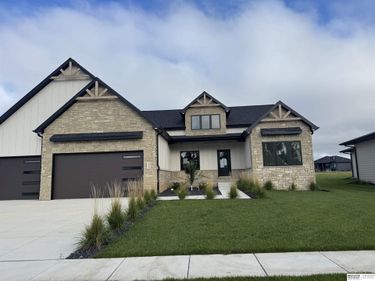 3620 Tree Line Drive, Lincoln, NE 68516