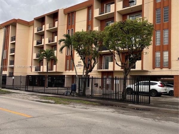 1075 W 68th St, Unit 311, Hialeah, FL 33014