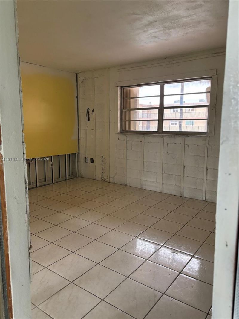 1075 W 68th St, Unit 311, Hialeah, FL 33014 Photo