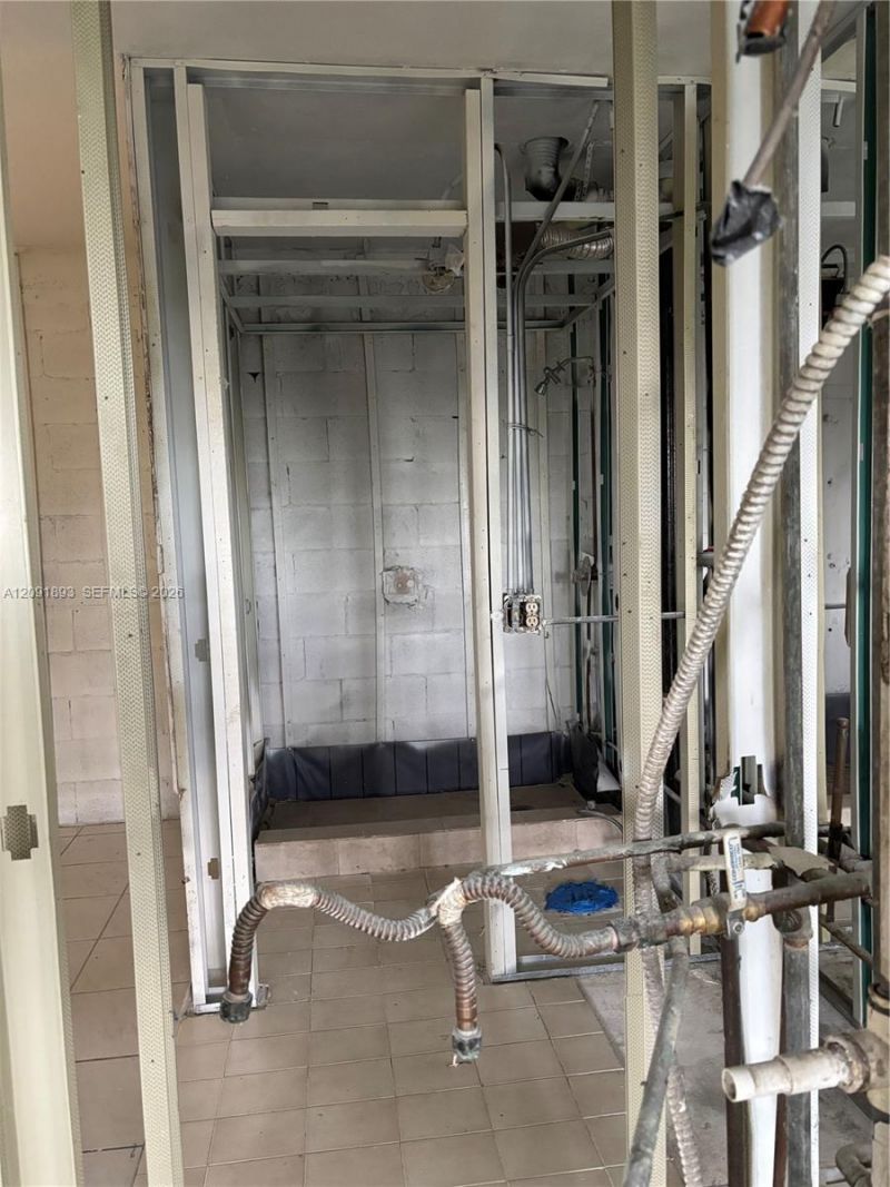 1075 W 68th St, Unit 311, Hialeah, FL 33014 Photo