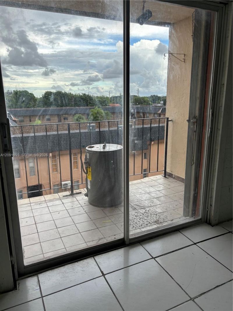 1075 W 68th St, Unit 311, Hialeah, FL 33014 Photo