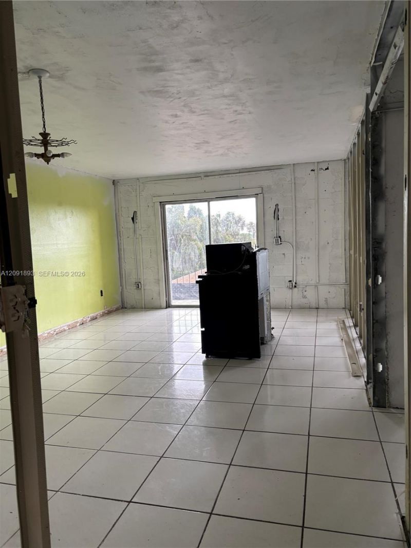 1075 W 68th St, Unit 311, Hialeah, FL 33014 Photo