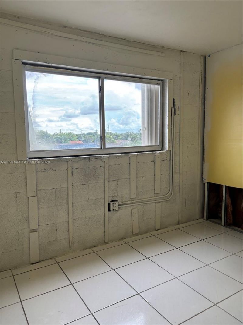 1075 W 68th St, Unit 311, Hialeah, FL 33014 Photo