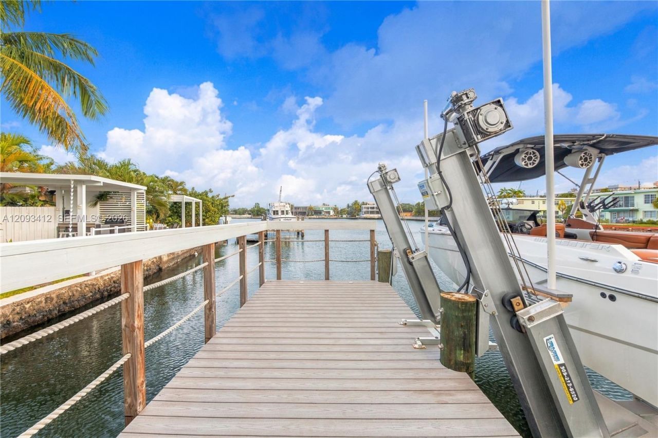 8533 Crespi Blvd, Miami Beach, FL 33141 Photo