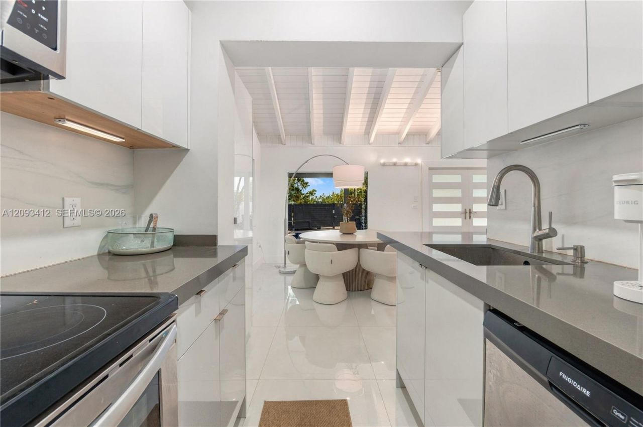 8533 Crespi Blvd, Miami Beach, FL 33141 Photo