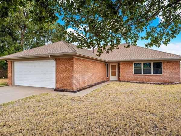 611 S Leach Avenue, Watonga, OK 73772