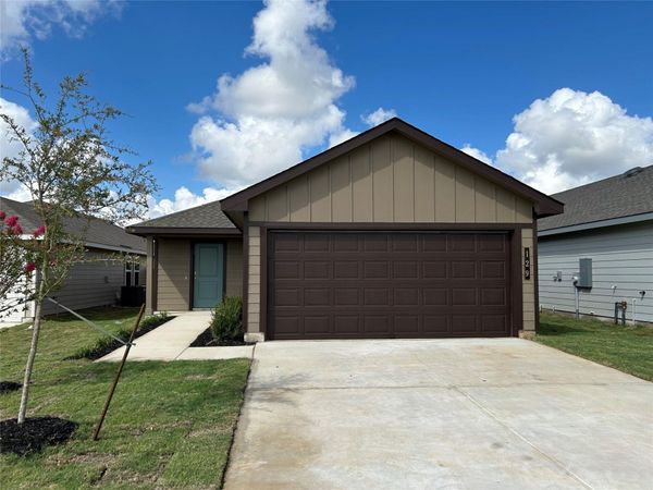 129 Mullins DR, Rockdale, TX 76567
