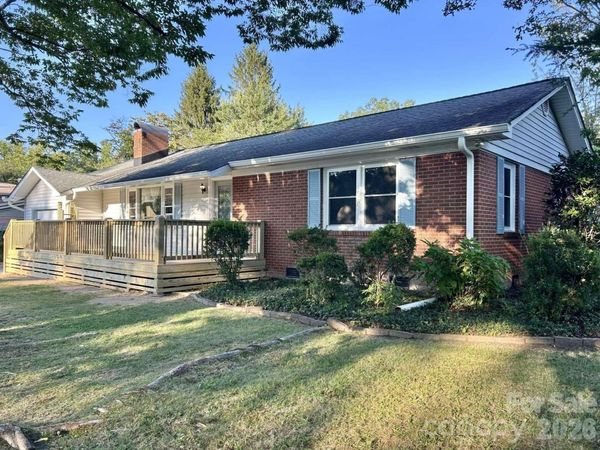 1225 Pinebrook Circle , Hendersonville, NC 28739