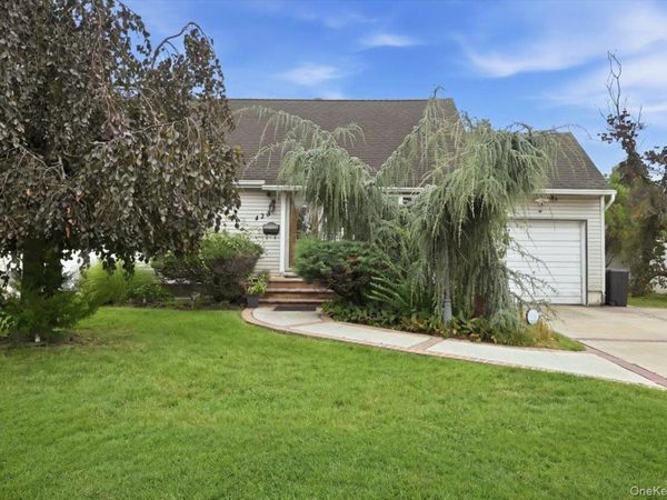 439 39th Street , Lindenhurst, NY 11757