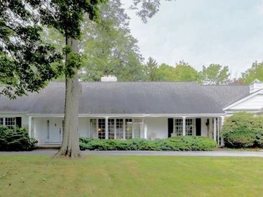 339 Stonehenge Dr, Orchard Park, NY 14127