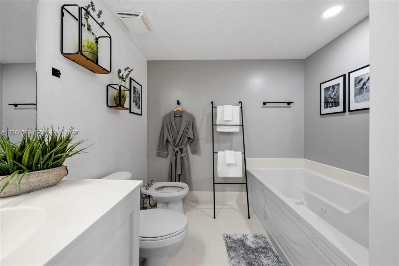 18100 N Bay Rd , Unit 308, Sunny Isles Beach, FL 33160 Photo