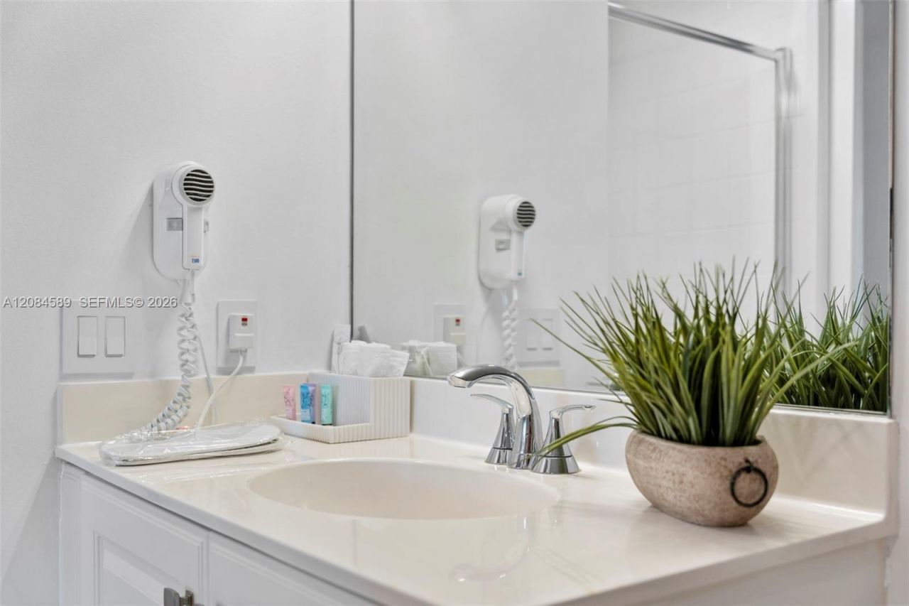 18100 N Bay Rd , Unit 308, Sunny Isles Beach, FL 33160 Photo