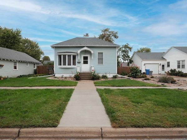 329 2nd Ave NE, Sioux Center, IA 51250