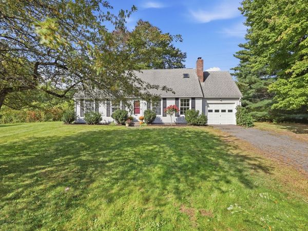 15 Surrey Ln, Amherst, MA 01002