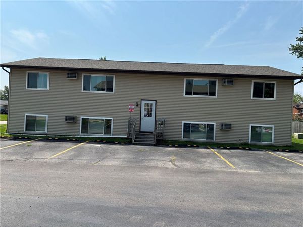 3080 8th St , Marion, IA 52302