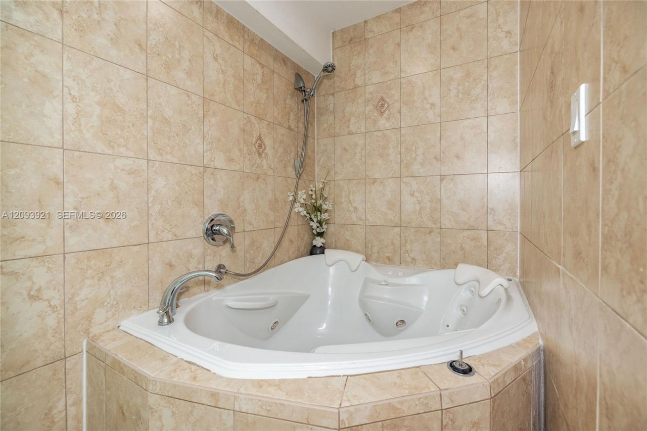 5225 Collins Ave , Unit 1114, Miami Beach, FL 33140 Photo