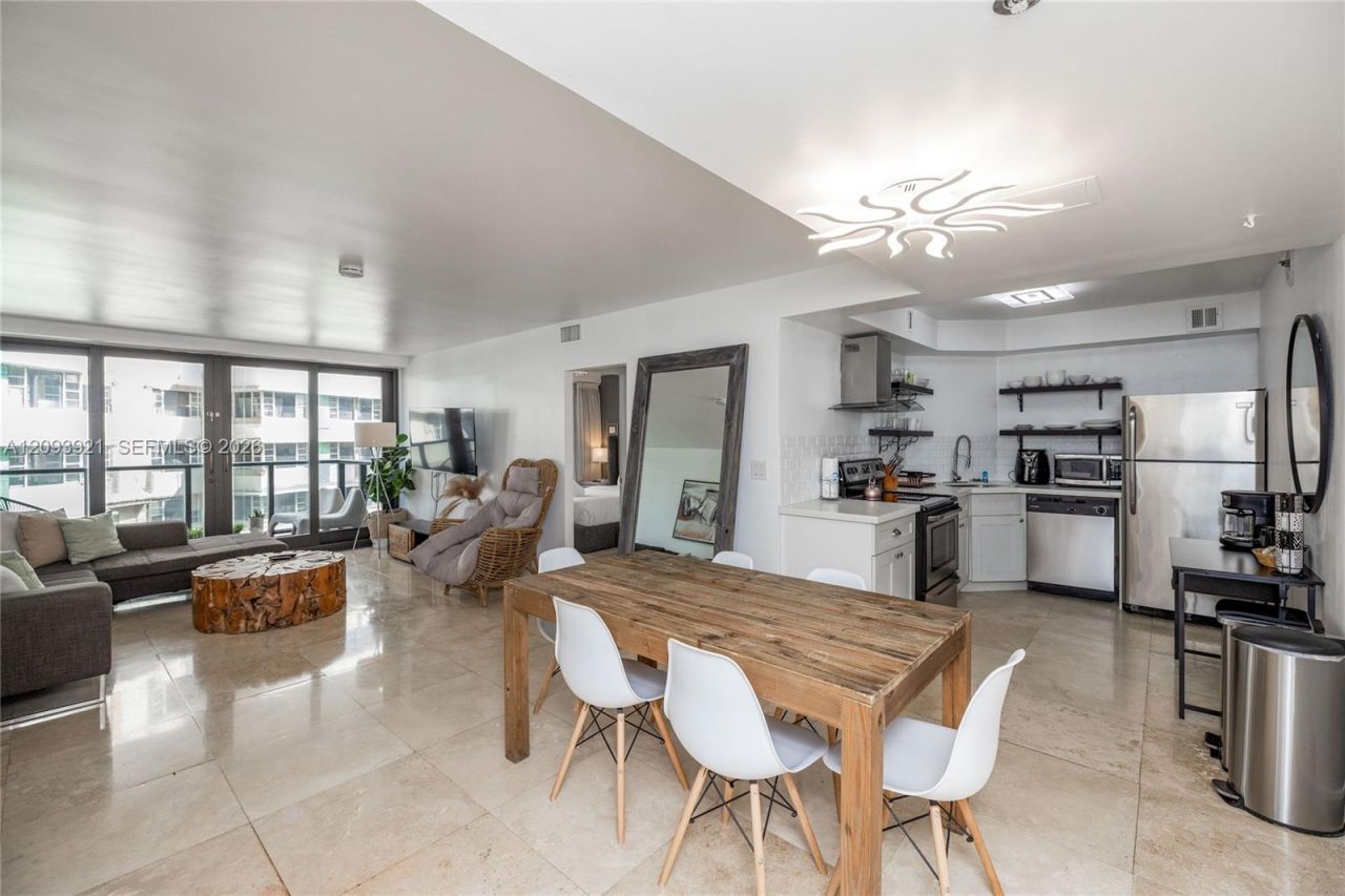 5225 Collins Ave , Unit 1114, Miami Beach, FL 33140 Photo