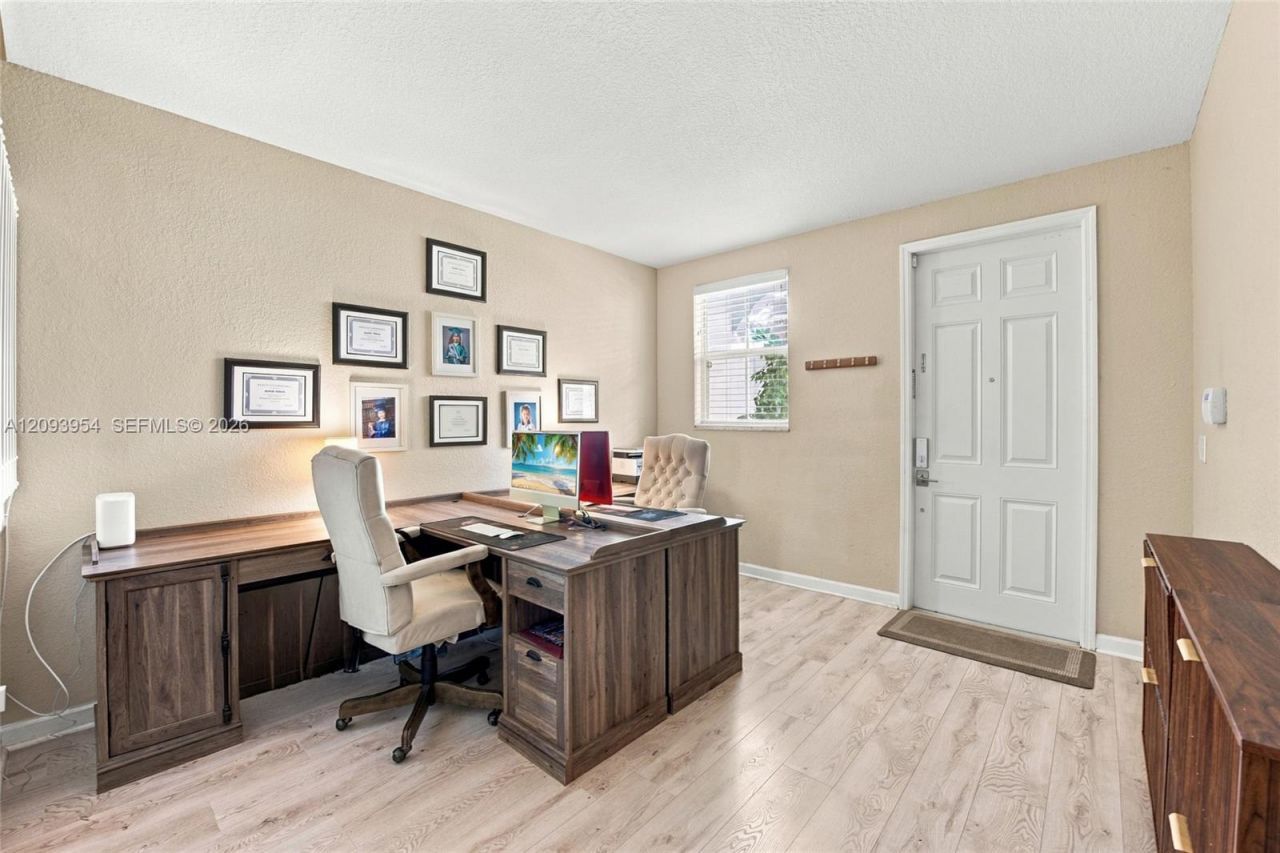 1025 NE 207th Ter, Miami, FL 33179 Photo