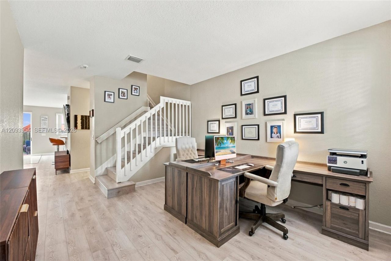 1025 NE 207th Ter, Miami, FL 33179 Photo