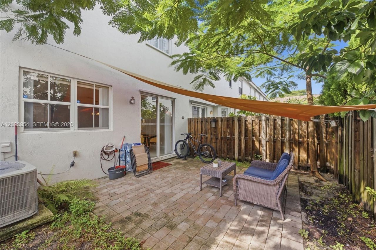 1025 NE 207th Ter, Miami, FL 33179 Photo