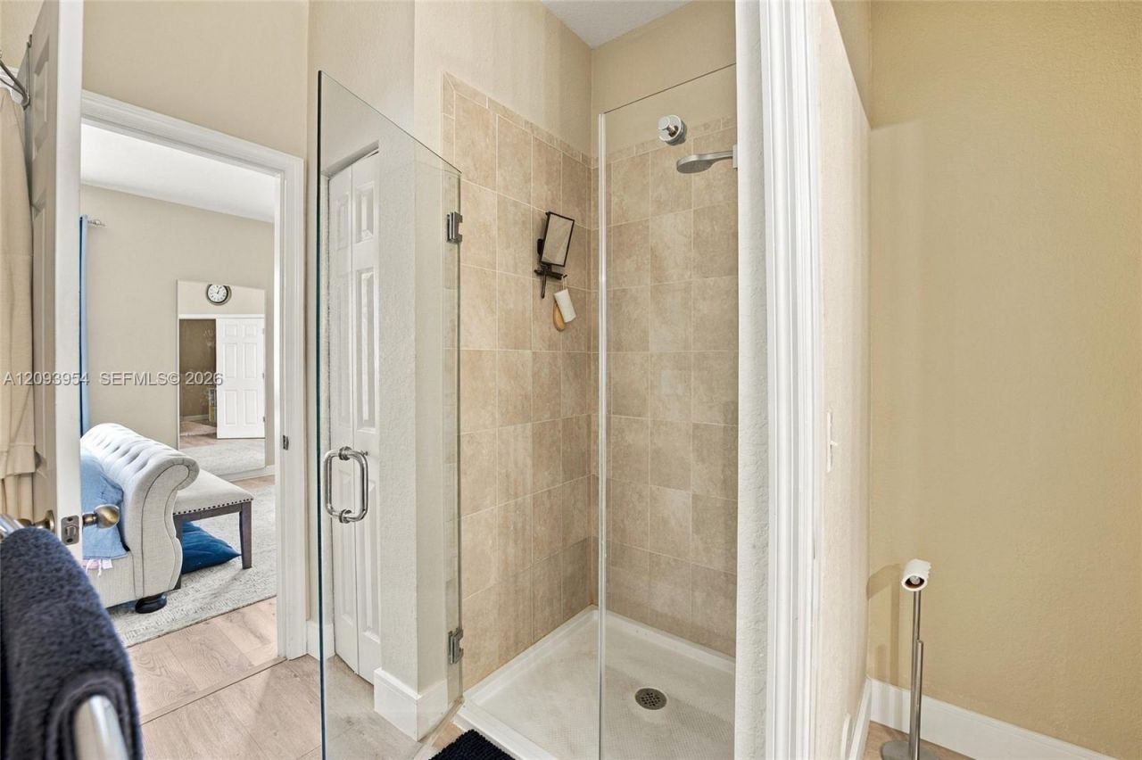 1025 NE 207th Ter, Miami, FL 33179 Photo
