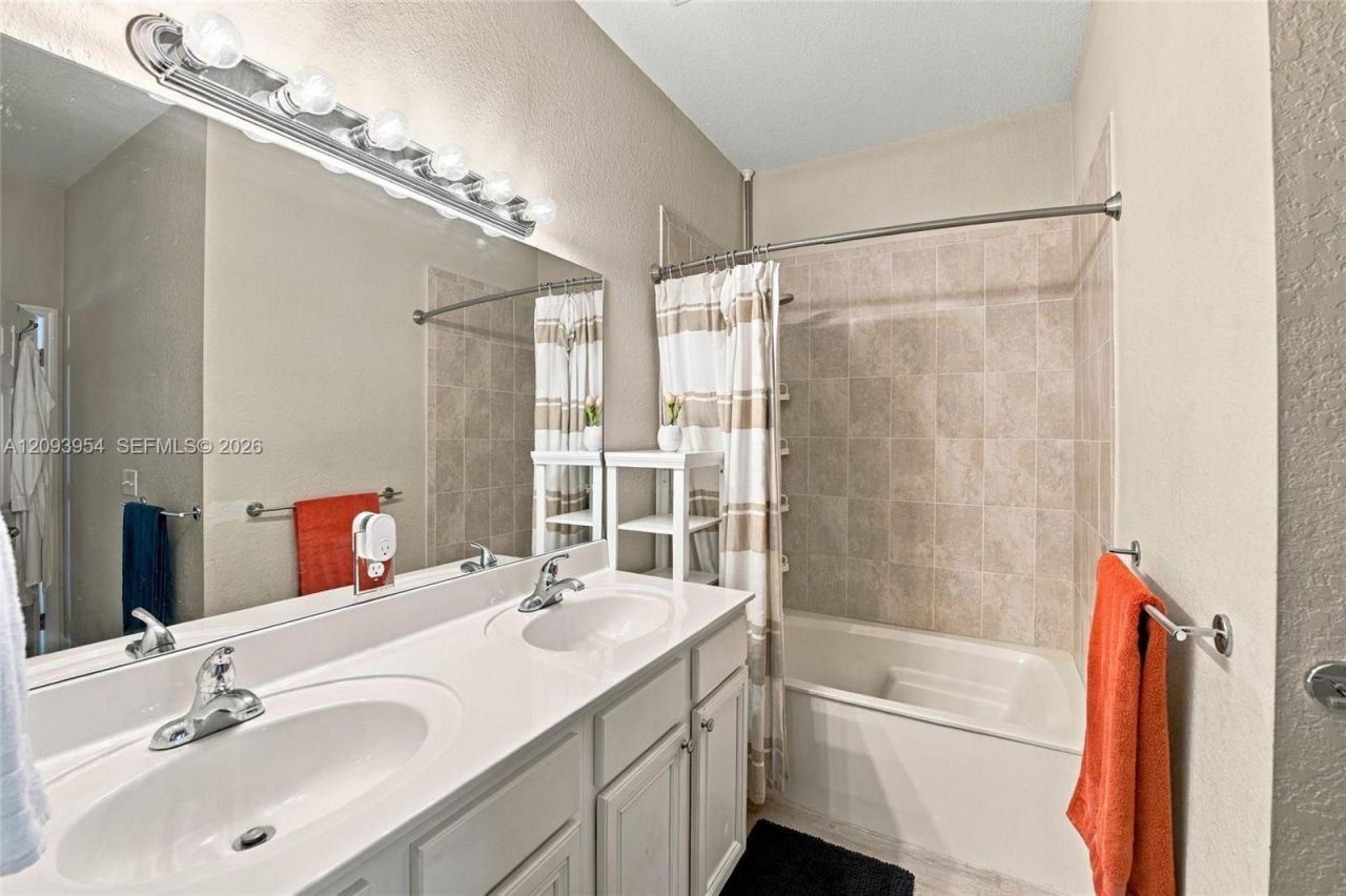 1025 NE 207th Ter, Miami, FL 33179 Photo