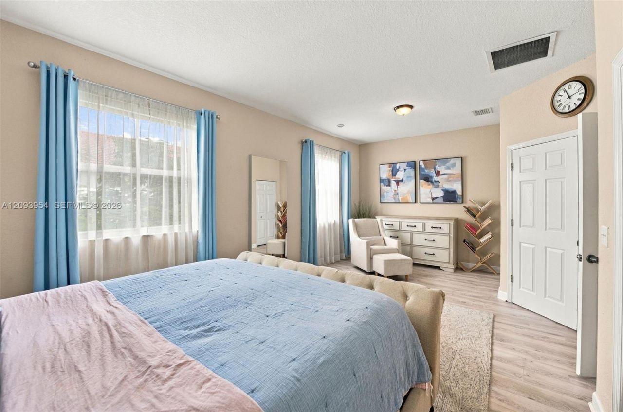 1025 NE 207th Ter, Miami, FL 33179 Photo
