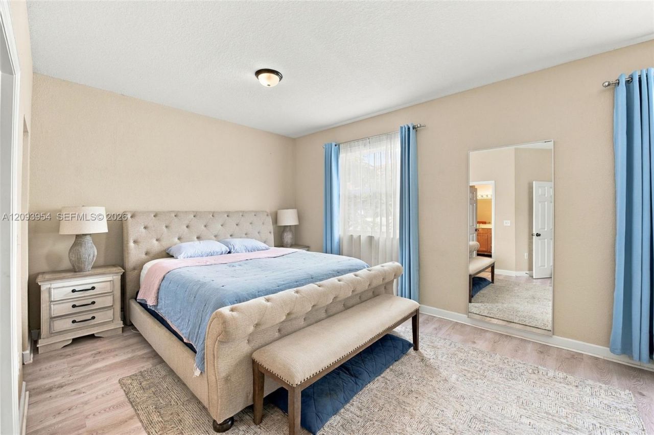 1025 NE 207th Ter, Miami, FL 33179 Photo