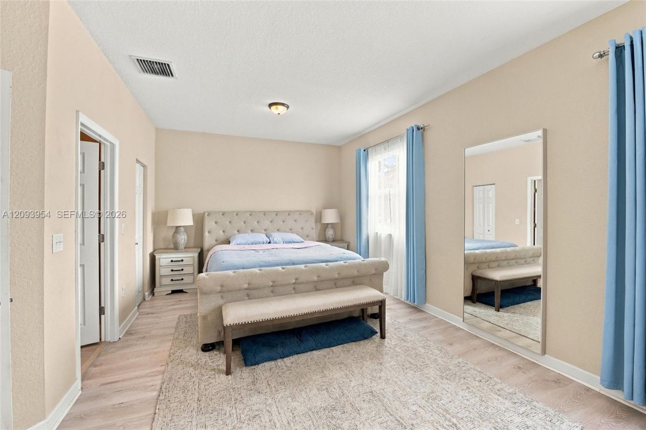 1025 NE 207th Ter, Miami, FL 33179 Photo