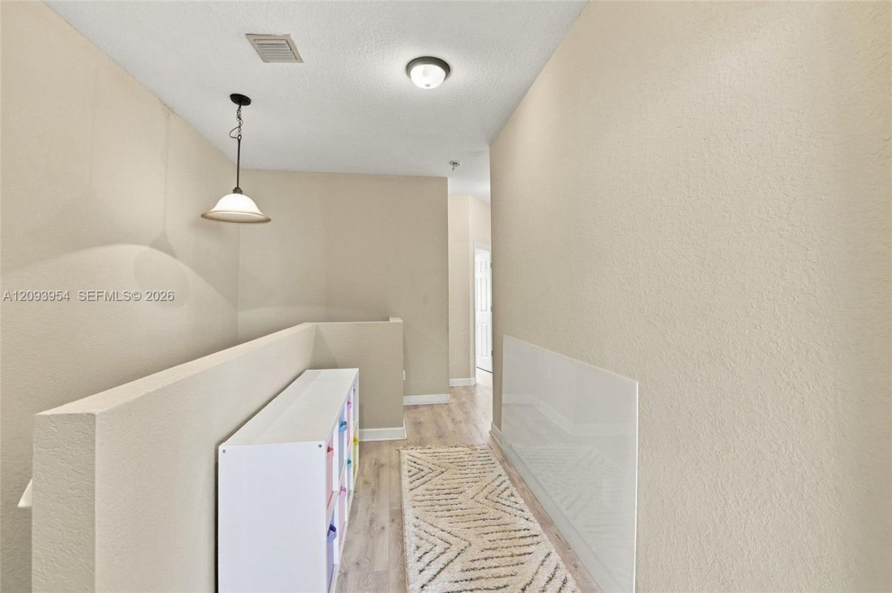 1025 NE 207th Ter, Miami, FL 33179 Photo