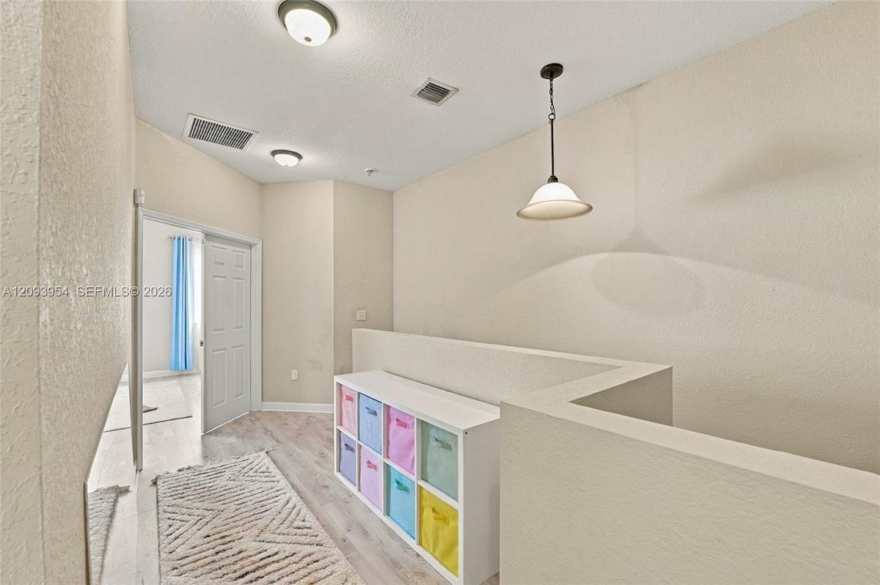 1025 NE 207th Ter, Miami, FL 33179 Photo