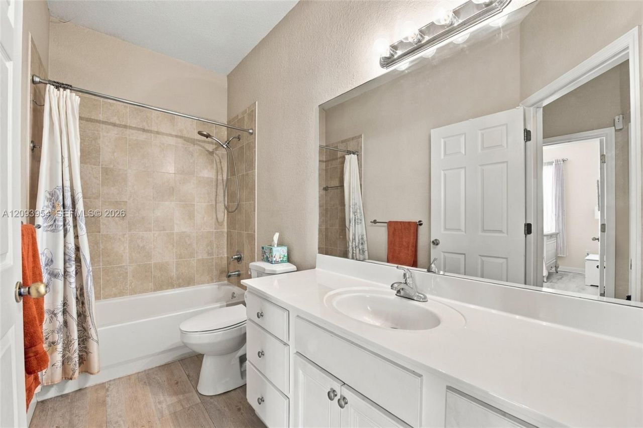1025 NE 207th Ter, Miami, FL 33179 Photo
