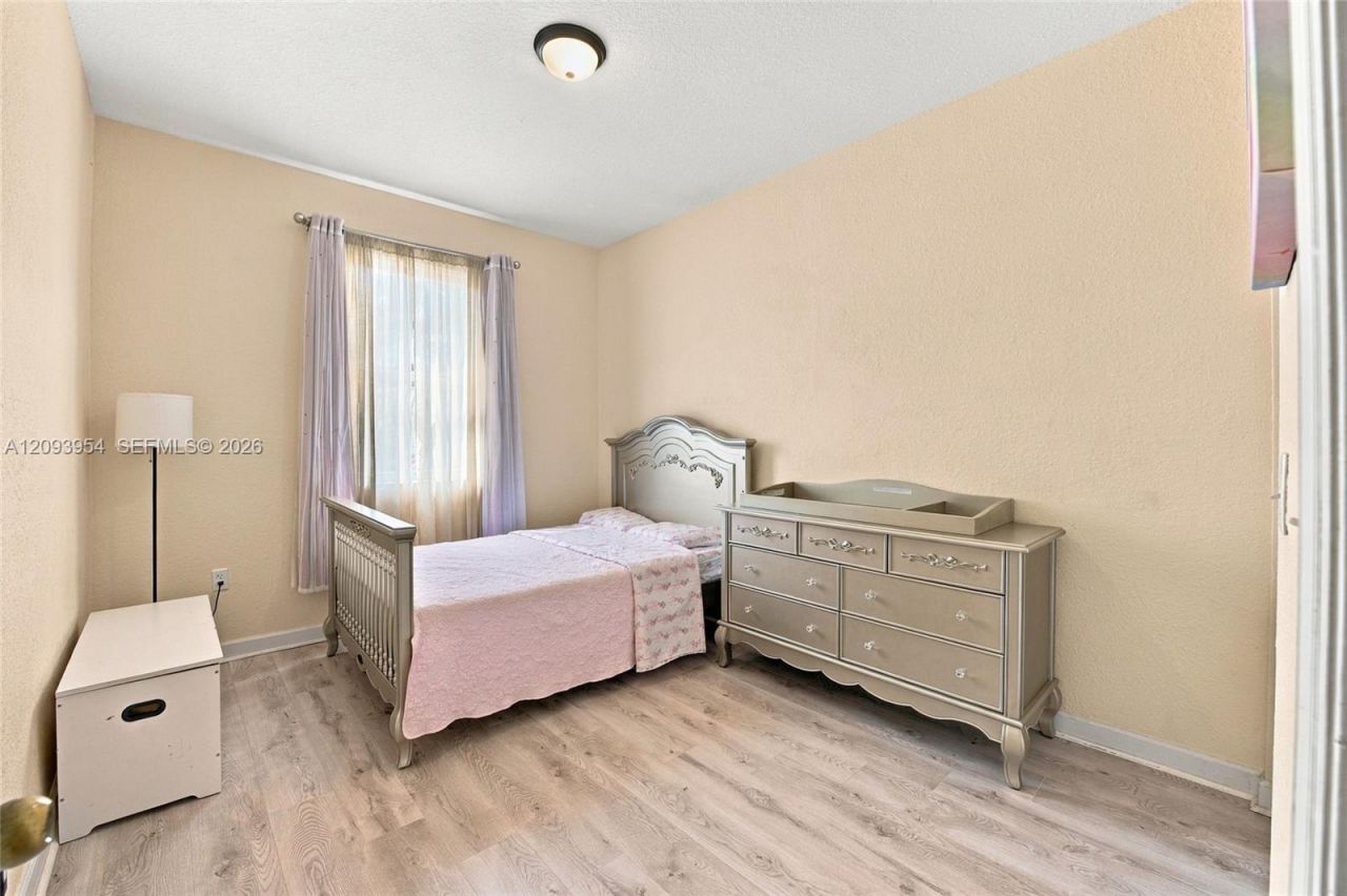 1025 NE 207th Ter, Miami, FL 33179 Photo