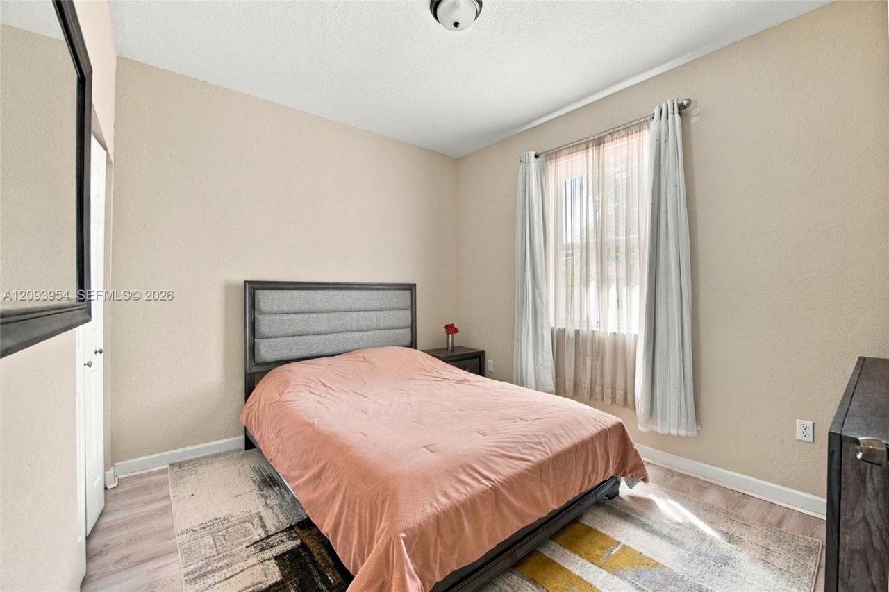 1025 NE 207th Ter, Miami, FL 33179 Photo