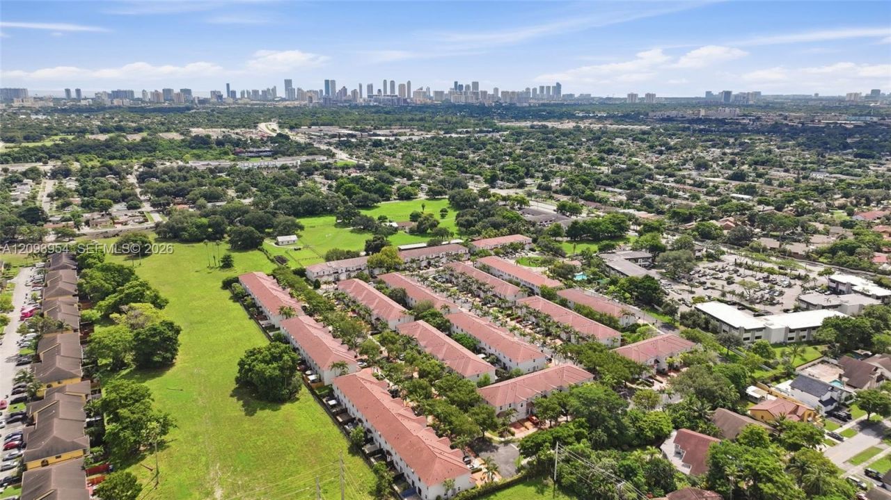 1025 NE 207th Ter, Miami, FL 33179 Photo