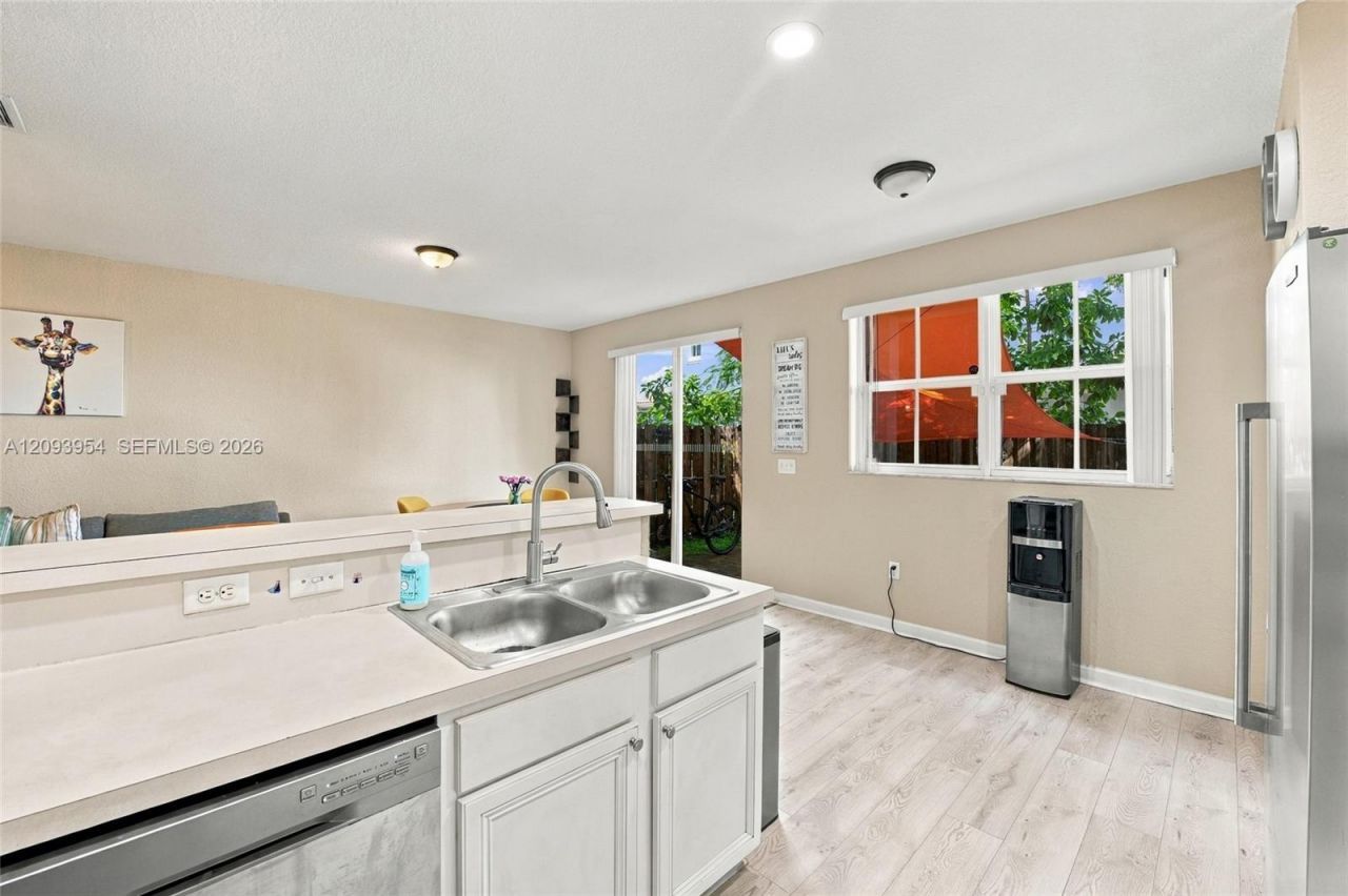 1025 NE 207th Ter, Miami, FL 33179 Photo