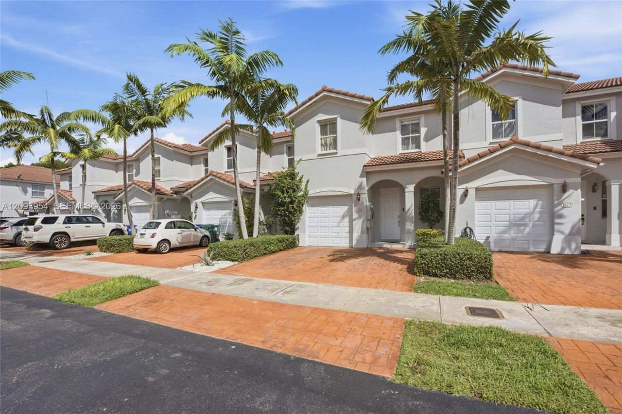 1025 NE 207th Ter, Miami, FL 33179 Photo