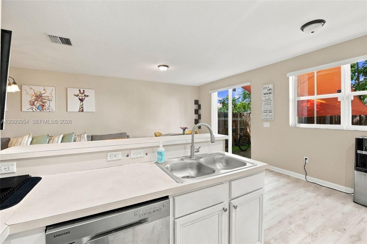 1025 NE 207th Ter, Miami, FL 33179 Photo