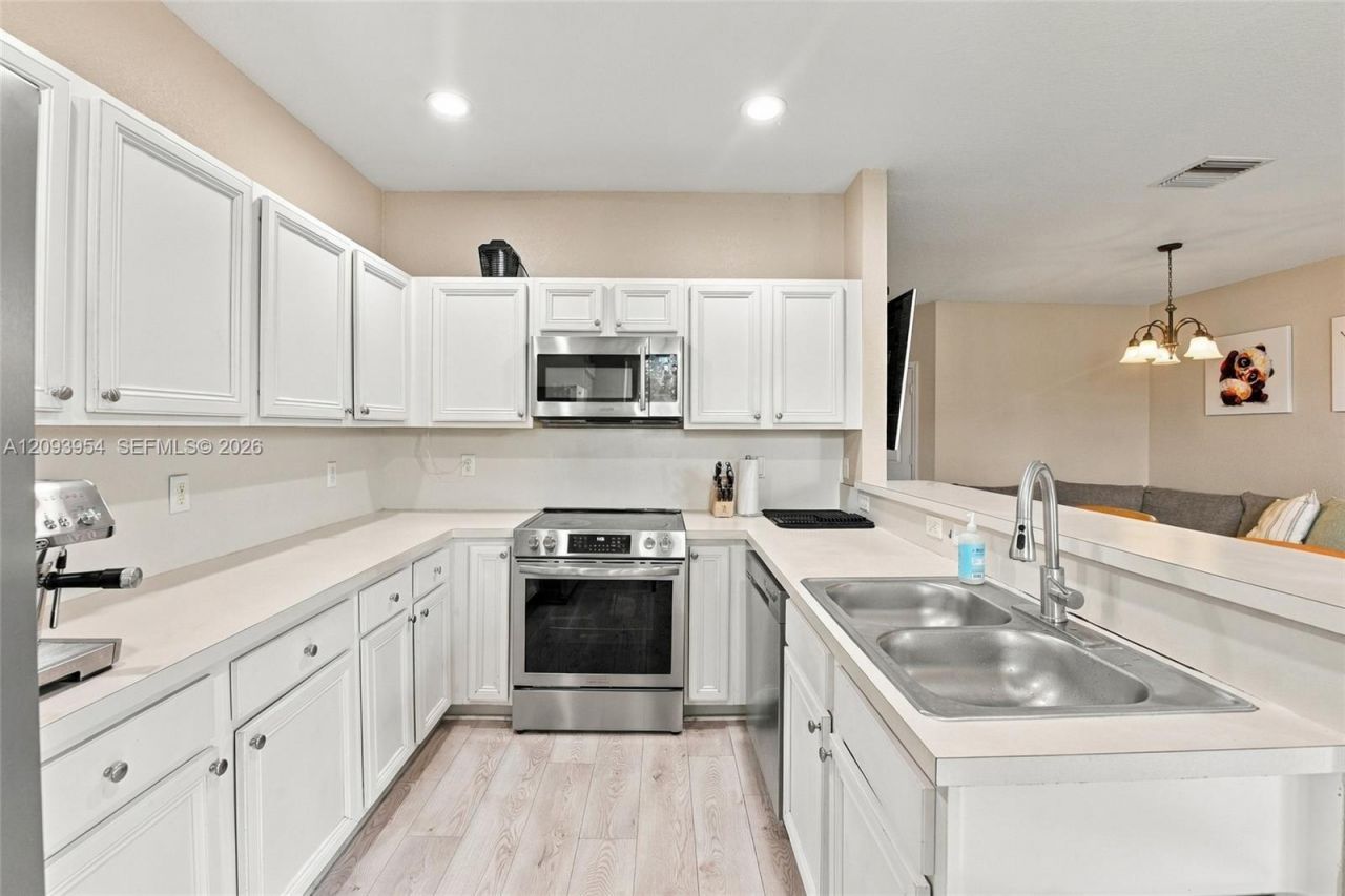 1025 NE 207th Ter, Miami, FL 33179 Photo