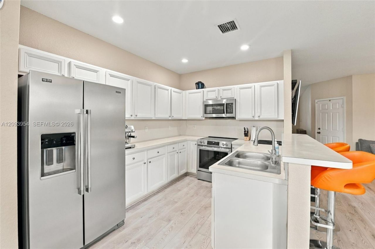 1025 NE 207th Ter, Miami, FL 33179 Photo