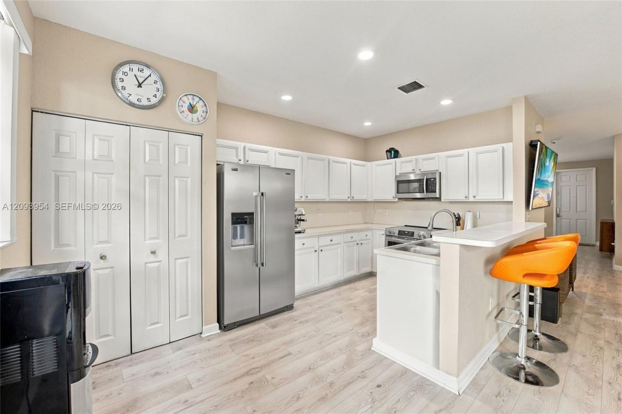 1025 NE 207th Ter, Miami, FL 33179 Photo